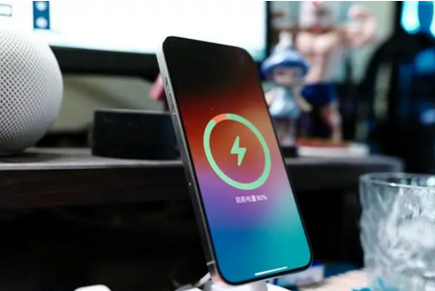 越秀苹果15换屏服务分享用什么充电器给iPhone15充电更好 